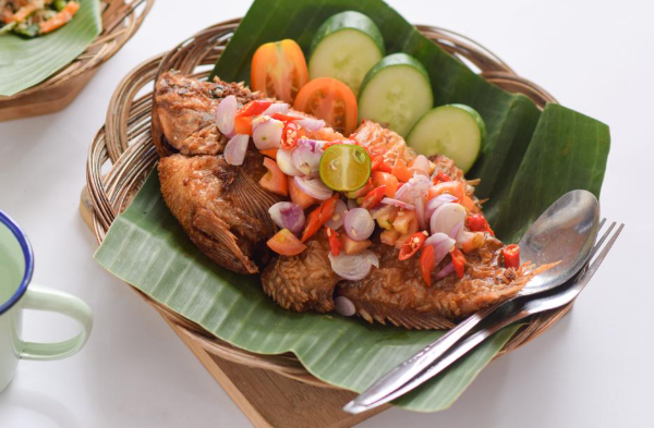 review-masakan-ikan-sambal-matah-bali-aromatik