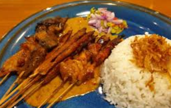 review-makanan-sate-ayam-ponorogo-dengan-bumbu-kacang