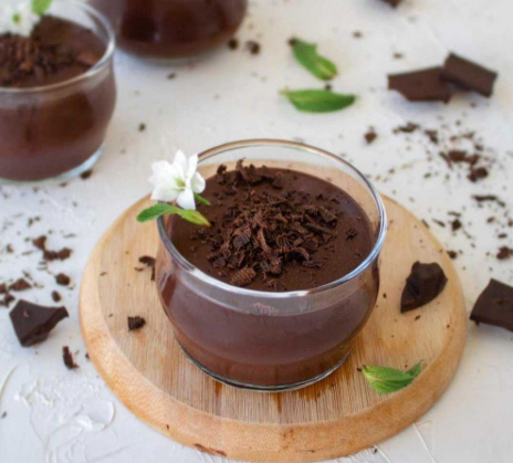 review-makanan-puding-cokelat-dengan-tekstur-halus