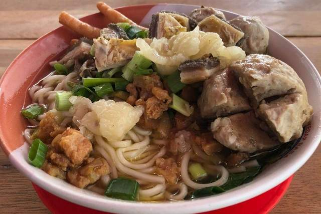 Gurihnya Mie Ayam Bakso Ceker Dengan Kuah Kental Spesial