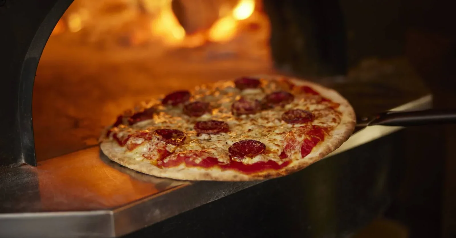 Aroma Pizza Kayu Bakar dengan Topping Keju Meleleh Sempurna